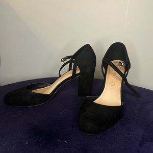 Le Chateau closed toe 4 inch high heels